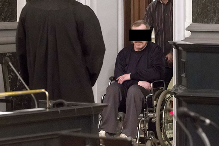 Im Rollstuhl wird der mutmaßliche Mörder Helmut S. (61) in den Gerichtssaal
geschoben.