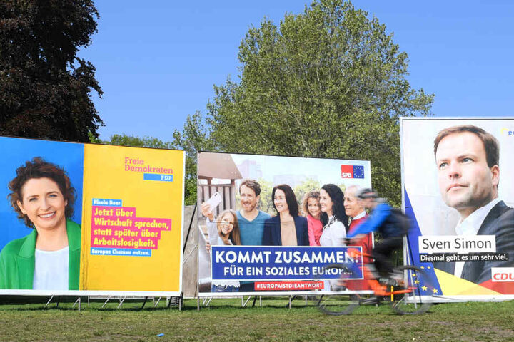 Das Foto zeigt die Plakate der Parteien vor der Wahl.