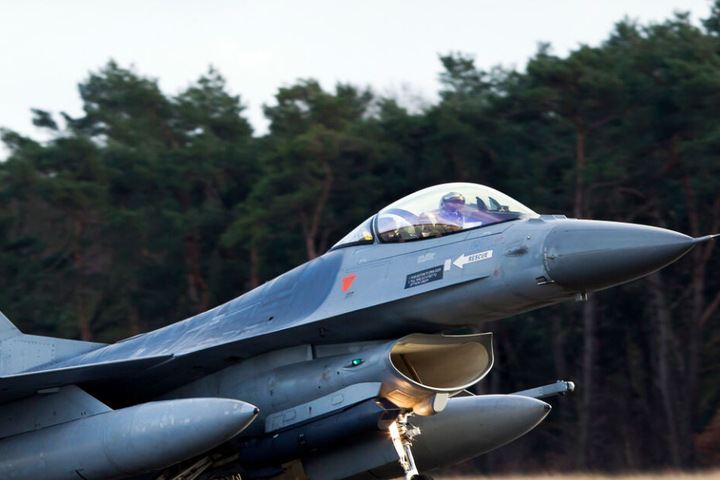 Ein belgisches F16 Kampfflugzeug (Symbolbild).