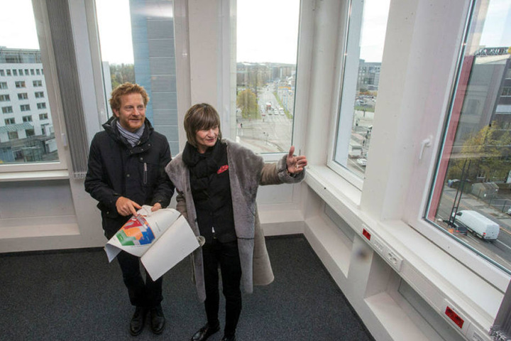 Über den Dächern der Stadt: OB Barbara Ludwig (55, SPD) und Baudezernent Michael Stötzer (44, Grüne) im neuen Büro des Baubürgermeisters.