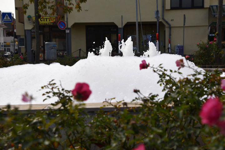 Warum der Brunnen genau schäumt, ist derzeit noch völlig unklar.