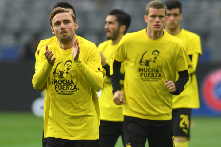 Die Spieler liefen mit einer Botschaft für ihren schwer verletzten Teamkollegen beim Aufwärmen auf.