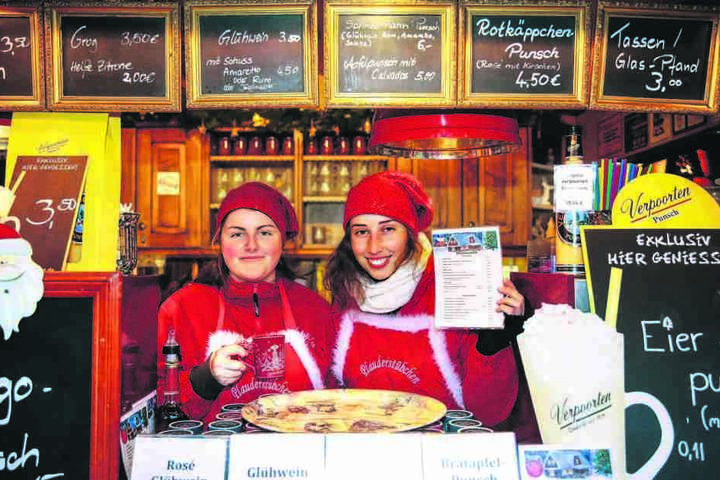 Claudia (22, l.) und Lydia (22) vom "Plauderstübchen" haben für die Gäste eine Getränkekarte in tschechischer Sprache im Angebot.