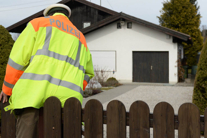 Vor Gericht spricht die einzige Überlebende zu der Tat in ihrem Haus.