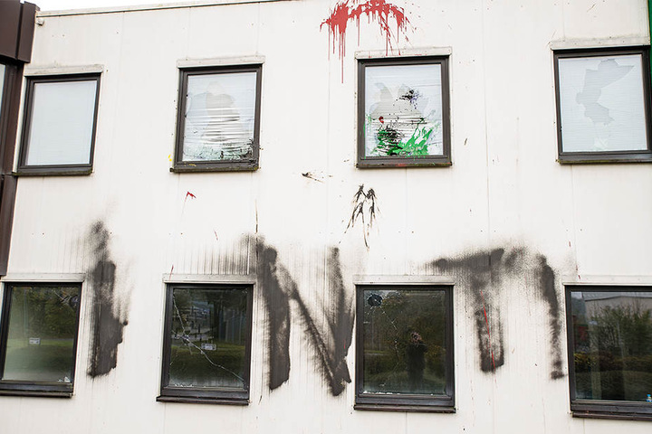 Außerdem bewarfen die unbekannten Täter das Gebäude mit Farbbeuteln.