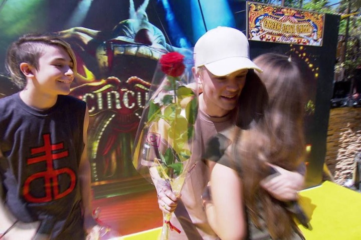 Denn plötzlich landet ein Heli vor der Villa und Leo (li.) und Charlie (mi.) von Davinas Lieblingsband Bars and Melody steigen aus und geben zum Geburtstag ein Privatkonzert.