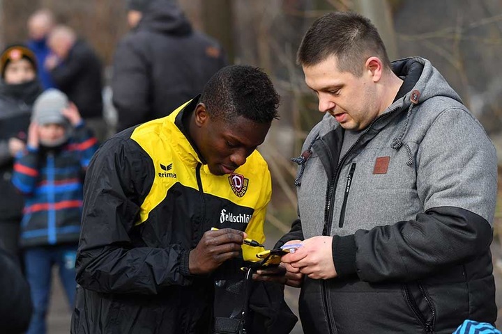 Die Fans sind gespannt auf den Neuen: Moussa Koné gab gleich Autogramme.