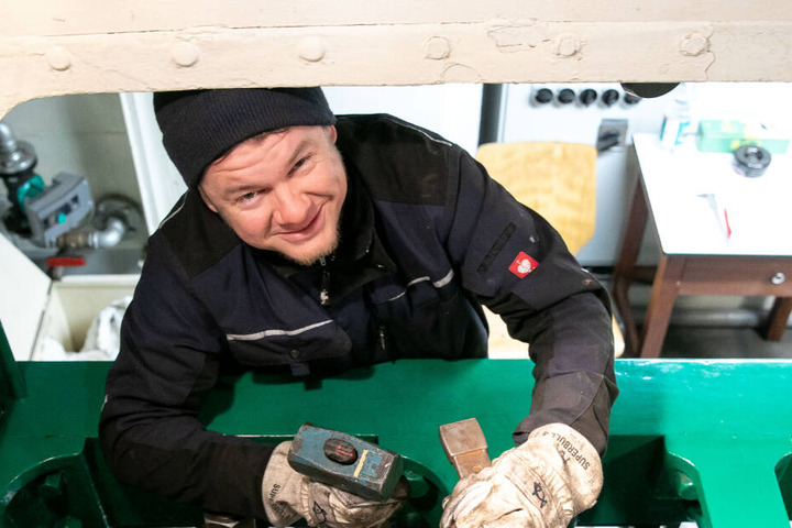 Auch im Schiffsbauch läuft die Arbeit wie geschmiert: Maschinist Falk Hering setzt mit dem Hammer die Lager nach.