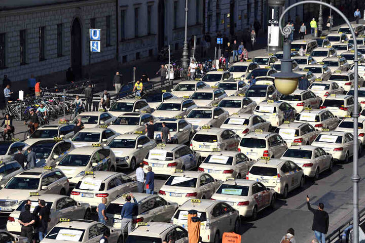Taxis stehen während einer Kundgebung auf der Ludwigstraße in München. (Archivbild)