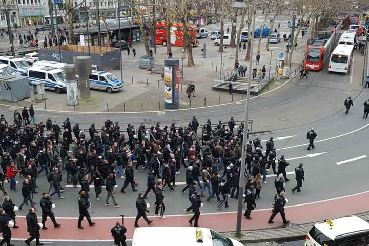 Die Fans aus Hamburg am Kölner Neumarkt.
