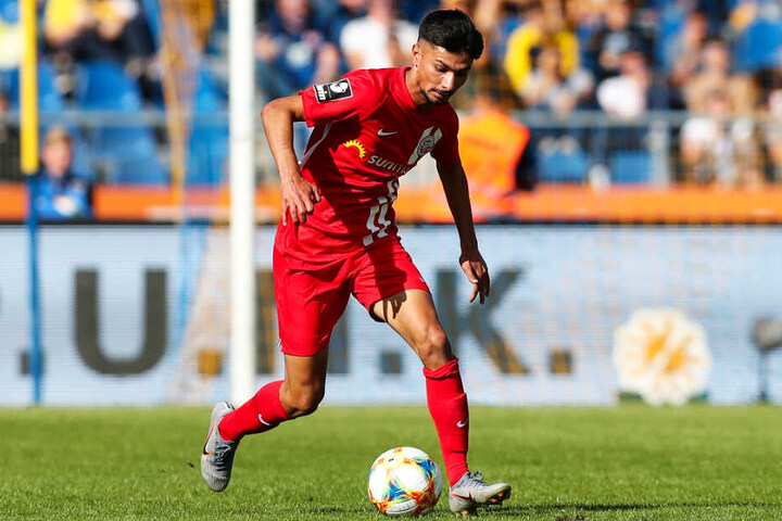 Osman Atilgan im Trikot des FC Hansa Rostock am Ball. Eine Zukunft hat der 20-Jährige an der Küste aber nicht.