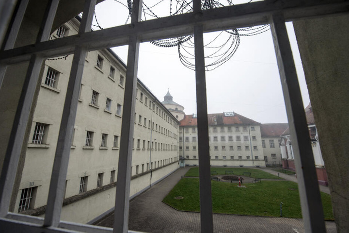 In einer Zelle in der Justizvollzugsanstalt (JVA) in Straubing hat es gebrannt, ein Häftling wurde schwer verletzt. (Archivbild)