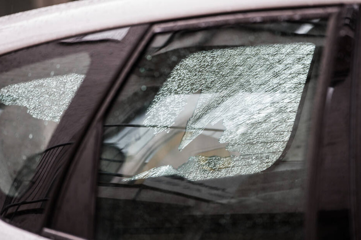 Ein Schuss durchschlug die Windschutzscheibe eines parkenden Autos.