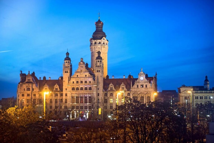 Vor der Umstellung auf LED wurde das das Gebäude mit einfachem, weißen Licht angestrahlt.