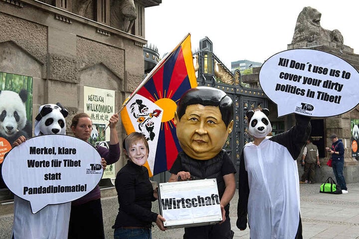 Mitglieder und Anhänger der Tibet Initiative Deutschland vor dem Zoo Berlin. Die Demonstranten fordern von Merkel "Klare Worte für Menschenrechte in Tibet statt Pandadiplomatie".