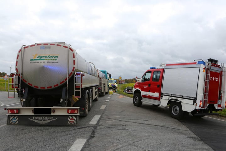 Der Milchtransporter konnte dem Mercedes nicht mehr ausweichen.