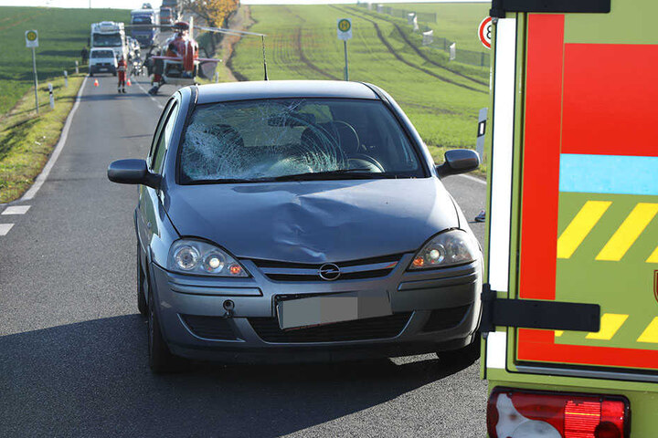Die Scheibe vom Opel Corsa splitterte.