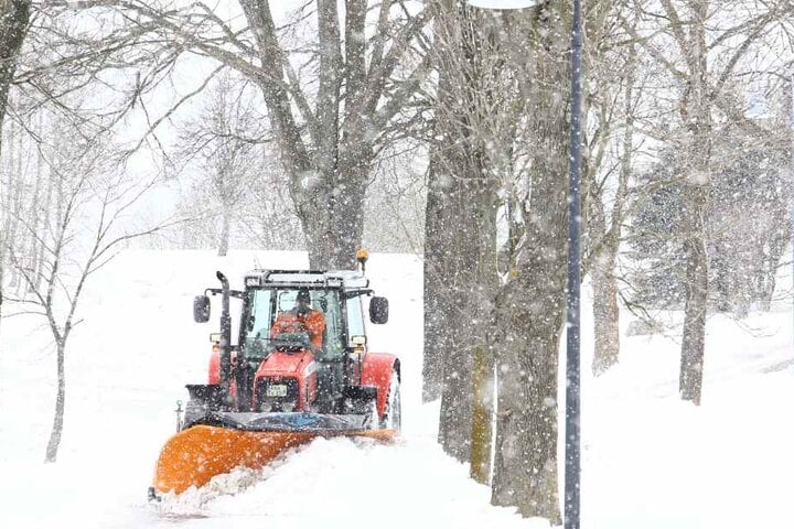 Der
Winterdienst ist im Einsatz, um die teils verwehten Straßen für den Verkehr zu
räumen.