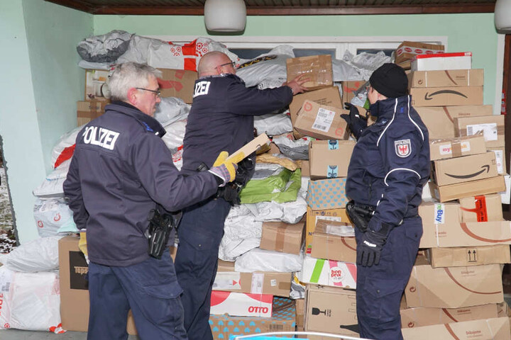 Der 35-jährige verdächtigte Paketfahrer räumte gegenüber der Polizei die Unterschlagung der aufgefundenen sowie weiteren Pakete ein. (Archivbild)
