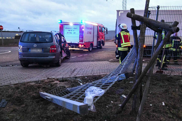 Feuerwehrleute betrachten die Unfallstelle.