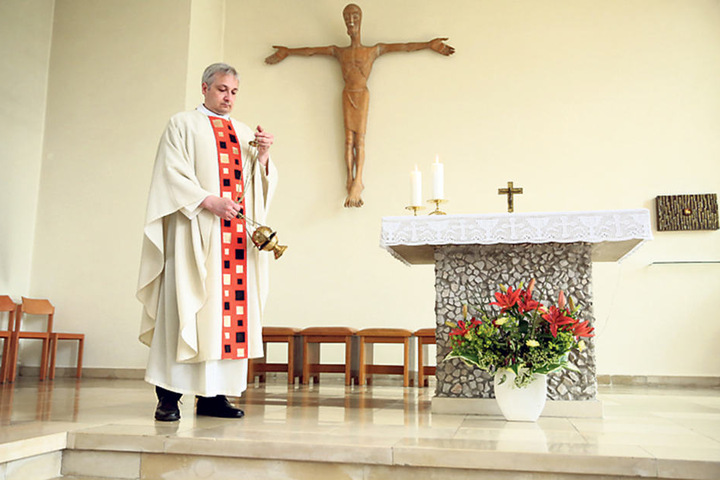 Im Messgewand segnet Wiesner den Altar mit Weihrauch. Im Juli tritt er seinen
heiligen Dienst in Leipzig-Borna an.