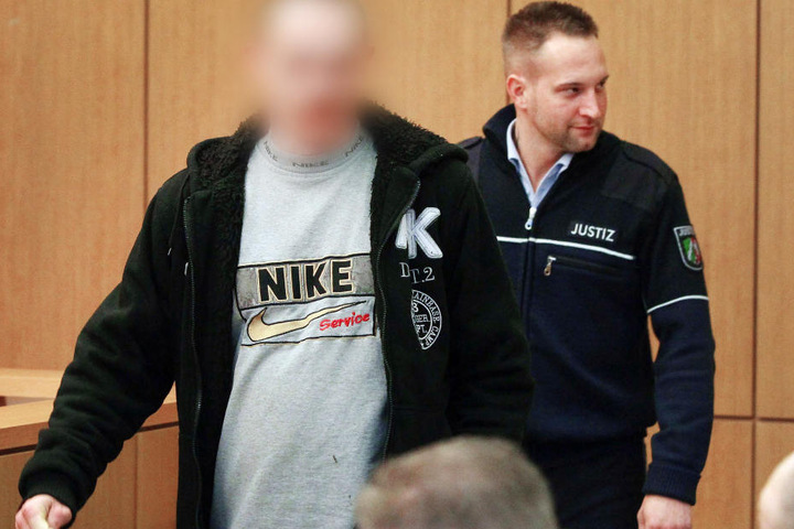 Der Vater der Tochter (links) bei einem vorherigen Prozesstag.