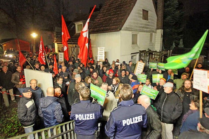 Vor dem HudL demonstrierten etwa 150 weitere Menschen friedlich.