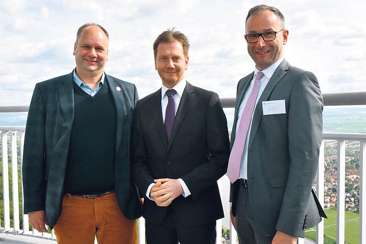 OB Dirk Hilbert (47, FDP, v.l.), Ministerpräsident Michael Kretschmer (44, CDU) und Funkturm-Chef Bruno Jacobfeuerborn.