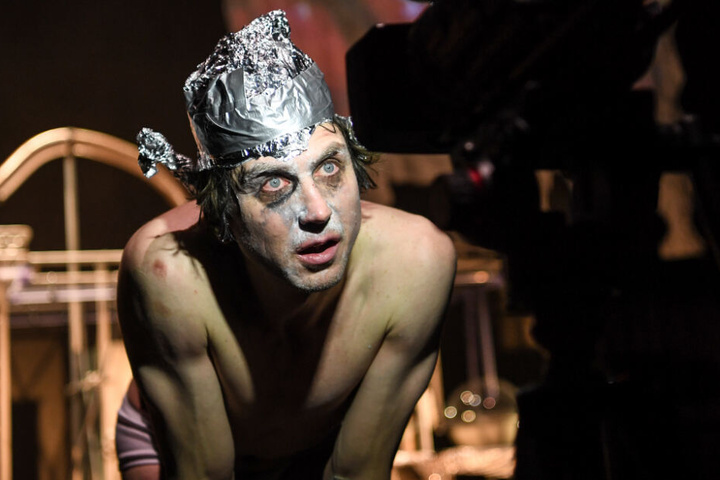 Der Schauspieler Lars Eidinger (als Peer Gynt) steht bei der Fotoprobe zu dem Stück "Peer Gynt" in der Schaubühne auf der Bühne.