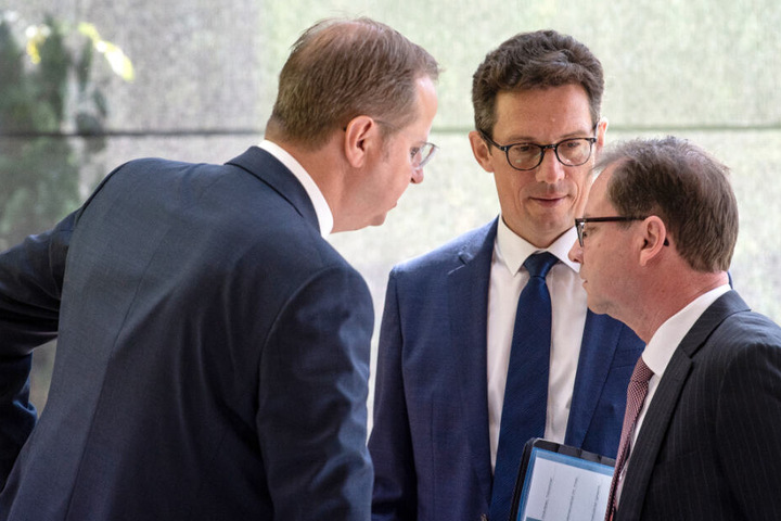 Mahle-Geschäftsführer Jörg Stratmann (links) und die Geschäftsführungs-Mitglieder Michael Frick (Mitte) und Michael Glowatzki (rechts).