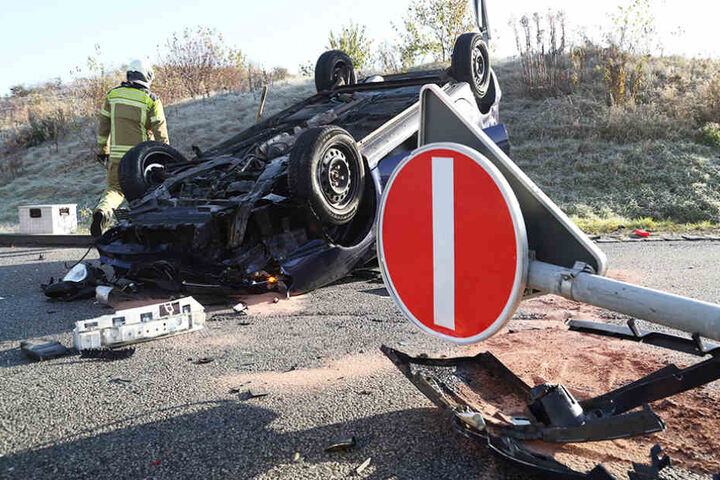 Der Aufprall war so stark, dass der Renault sich überschlug.