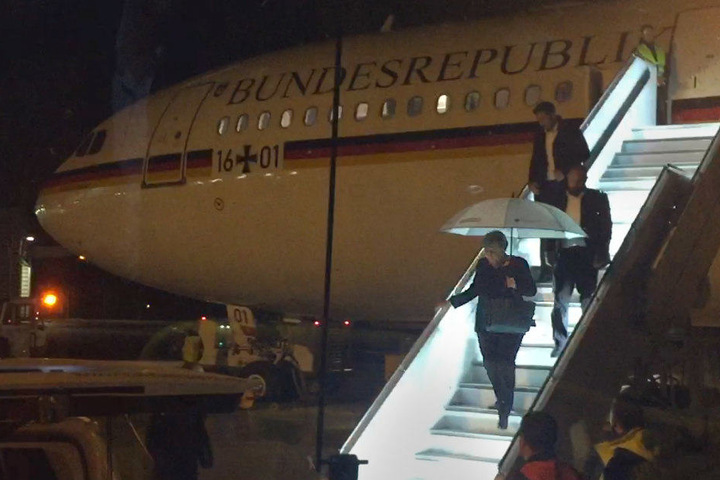 Angela Merkel verlässt das Flugzeug.