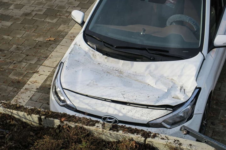 Auf der Motorhaube des Hyundai sind deutlich die Reifenspuren des VW zu erkennen.