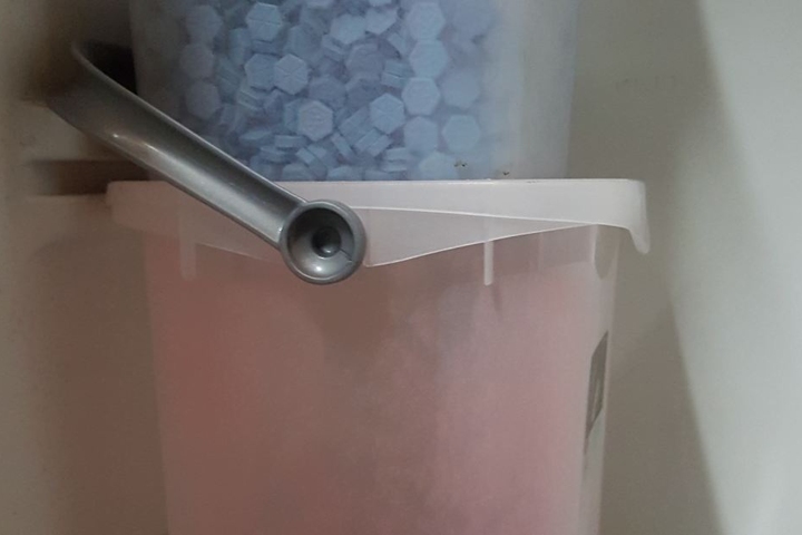 Die Beamten fanden Ecstasy-Tabletten in mehreren Aufbewahrungsboxen.