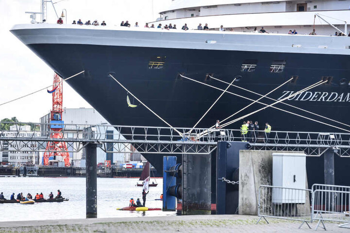 Aktivisten blockieren das Kreuzfahrtschiff "Zuiderdam" im Kieler Hafen und hindern es am Auslaufen. (Archivbild)