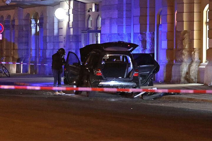 Der Mercedes war ein einziges Waffenlager.