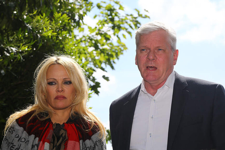 Pamela Anderson und Kristinn Hrafnsson, Journalist für WikiLeaks aus Island, sprechenam 7. Mai mit Journalisten, nachdem sie das Belmarsh-Gefängnis im Osten Londons besucht haben.