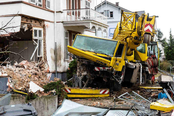 Ein Statiker muss nun Kran und Gebäude untersuchen.