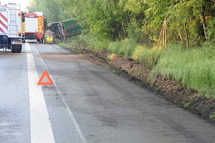 Der Trucker kam von der Fahrbahn ab.