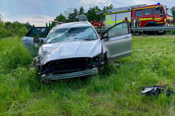 Das Auto war über die Leitplanke geflogen.