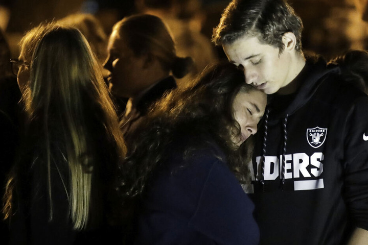 Eine Schülerin der Saugus High School wird von ihrem Freund, Declan Sheridan, einem Schüler der nahegelegenen Valencia High School, während einer Mahnwache im Central Park getröstet.