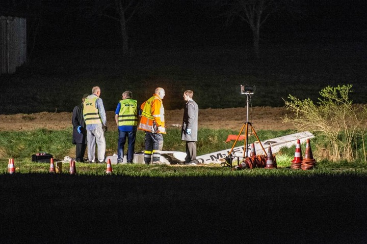 Die Trümmer des Sportflugzeugs wurden zum Untersuchen in eine Halle gebracht. Das andere Flugzeug wurde komplett zerstört.