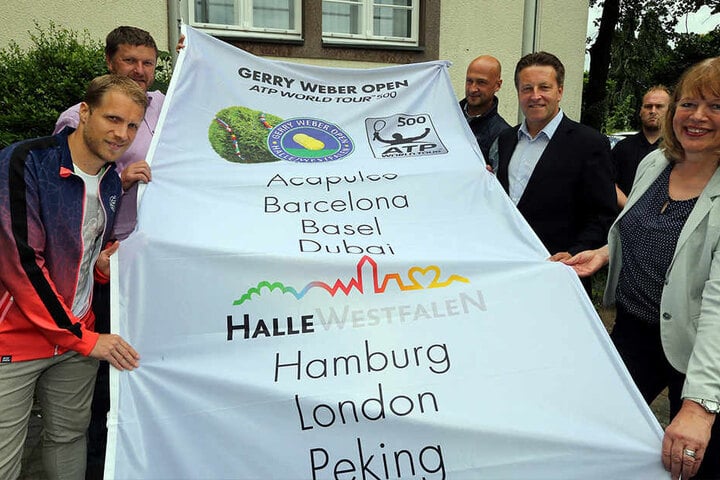 Auf dem Rathaus-Vorplatz wurde die offizielle Fahne für das Turnier gehisst.