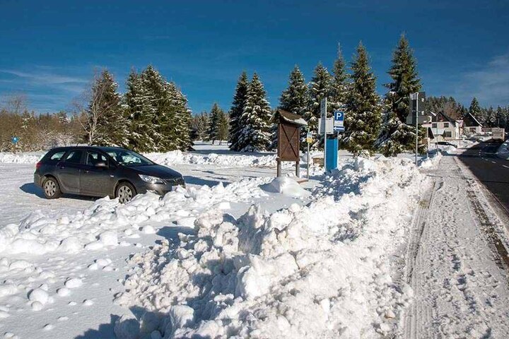 An den Wochenenden drängen sich hier viele Besucherautos, nur öffentliche Toiletten gibt es keine für die Skifahrer.