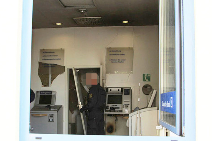 Brachialer Geldraub Gangster Sprengen In Zwei Banken Die