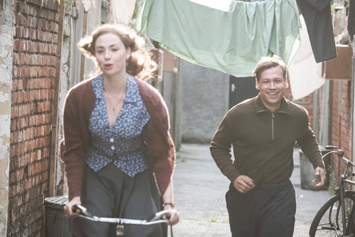 Bert Trautmann (David Kross) lernt in England mit Margaret (Freya Mayor) die Liebe seines Lebens kennen.