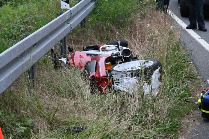 Das Motorrad liegt nach dem Sturz am Straßenrand.