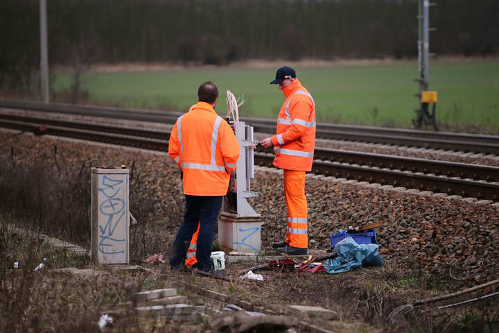 Durch die Beschädigungen an den Leitungen neben den Gleisen fielen die Signalanlagen aus.
