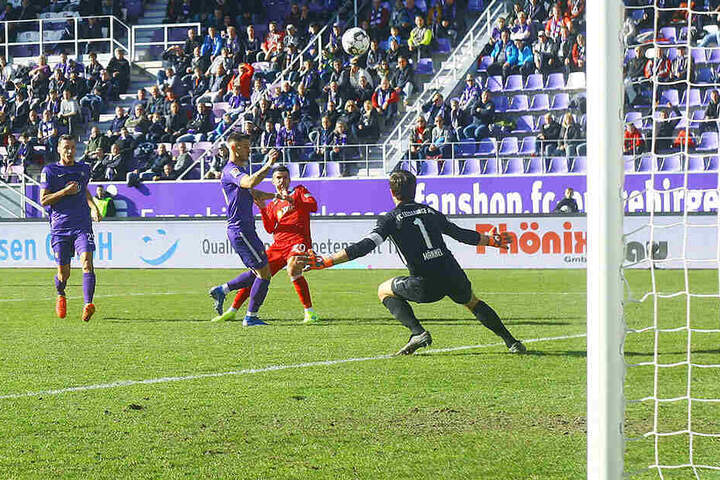 Glück gehört dazu: Dieser Schuss vom Duisburger Cauly Oliveira-Souza segelte am Kasten von FCE-Keeper Martin Männel vorbei.