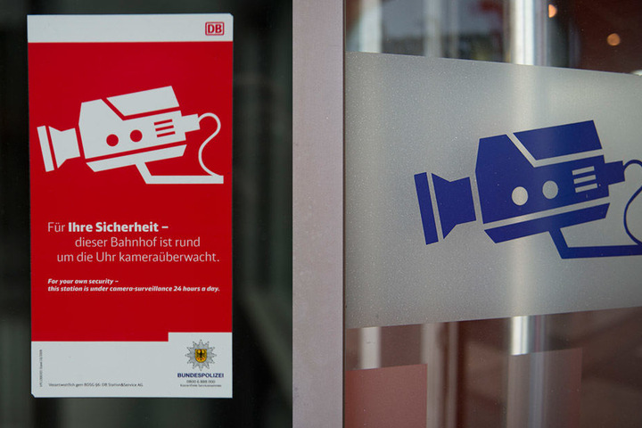 Schilder weisen Fahrgäste auf die Videoüberwachung im Bahnhof hin.